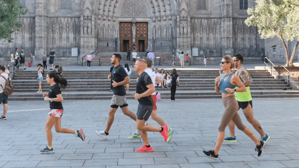 Runners discovering Barcelona together with Local Run Guide